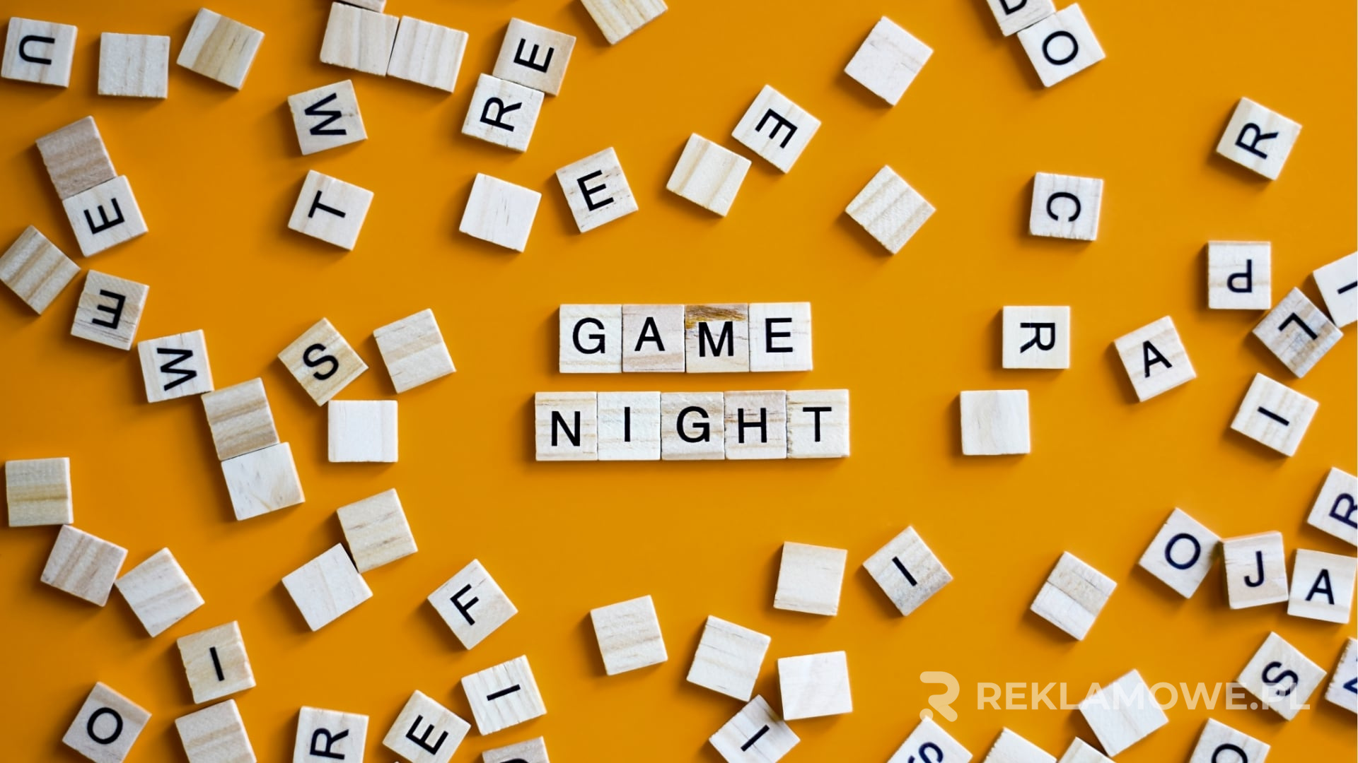 Gra marketingowa na tle nowoczesnych urządzeń technologicznych